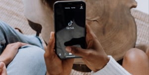 TikTok AI Filtresi ile Fotoğraf Tamamlama Nasıl Yapılır? TikTok AI Filtresi ile Fotoğraf Tamamlama Nasıl Yapılır?