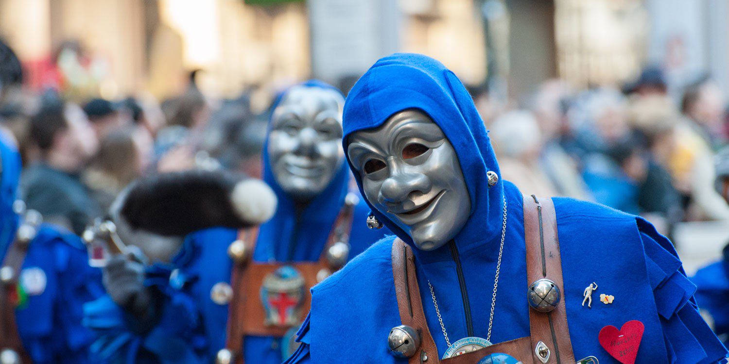 almanyada-karnaval-1 Almanya'da Karnaval boyunca katılımcılar ilgi çekici kostümlerle eğleniyorlar.