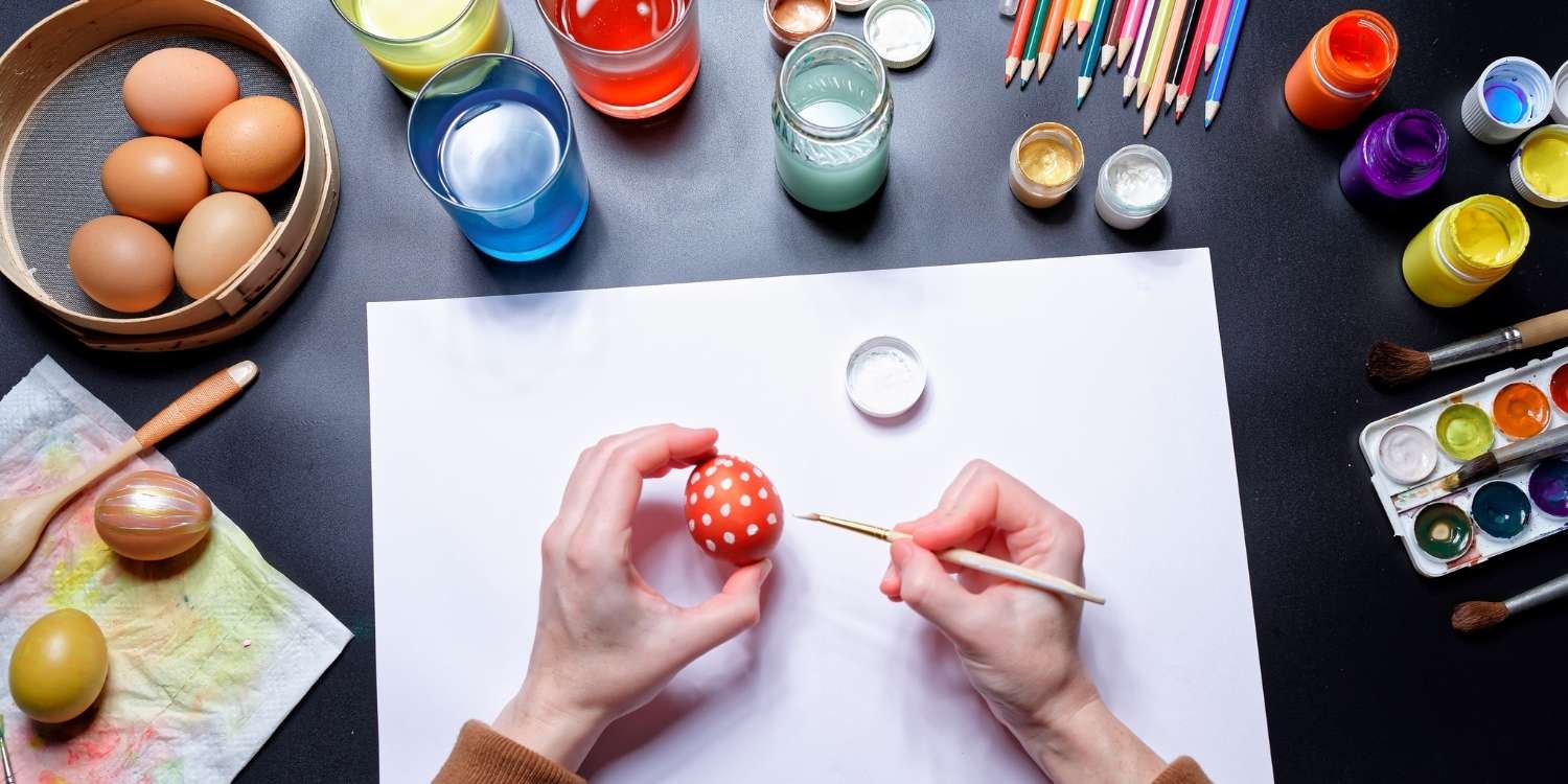 Paskalya için yumurtaları boyayın.