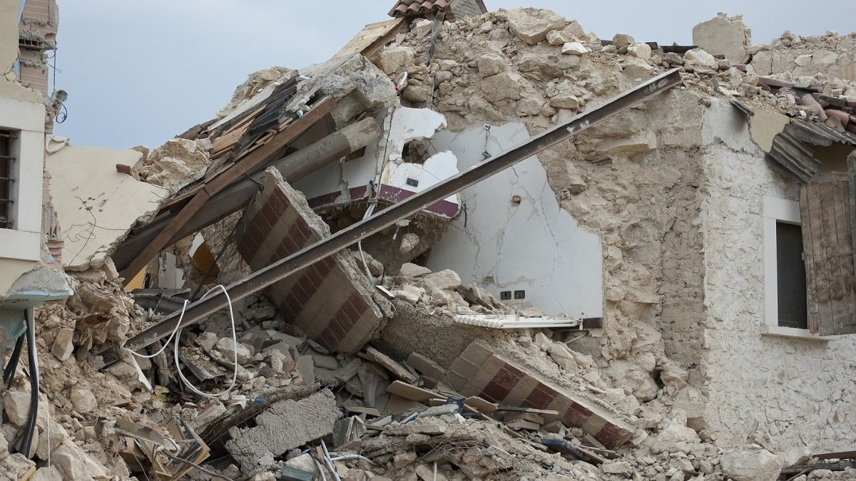 Kac Buyuklugunde Deprem Binalari Yikar