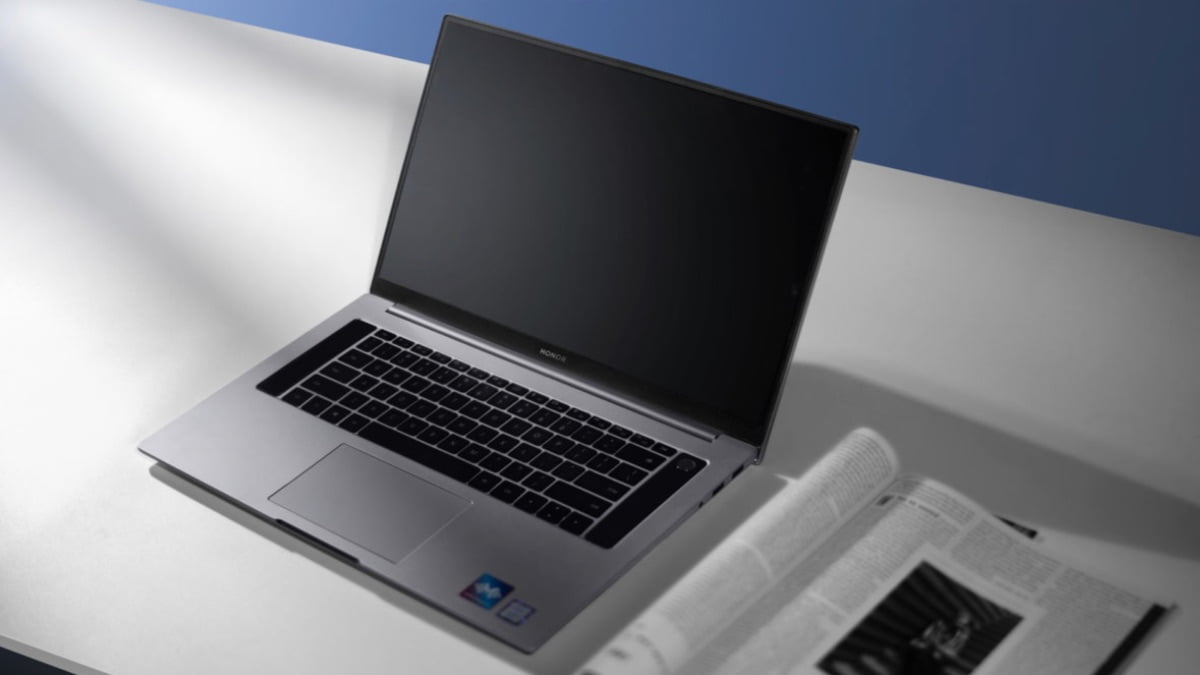 laptop-001 yeni-bir-dizustu-bilgisayar-aldiginizda-yapmaniz-gereken-10-onemli-sey