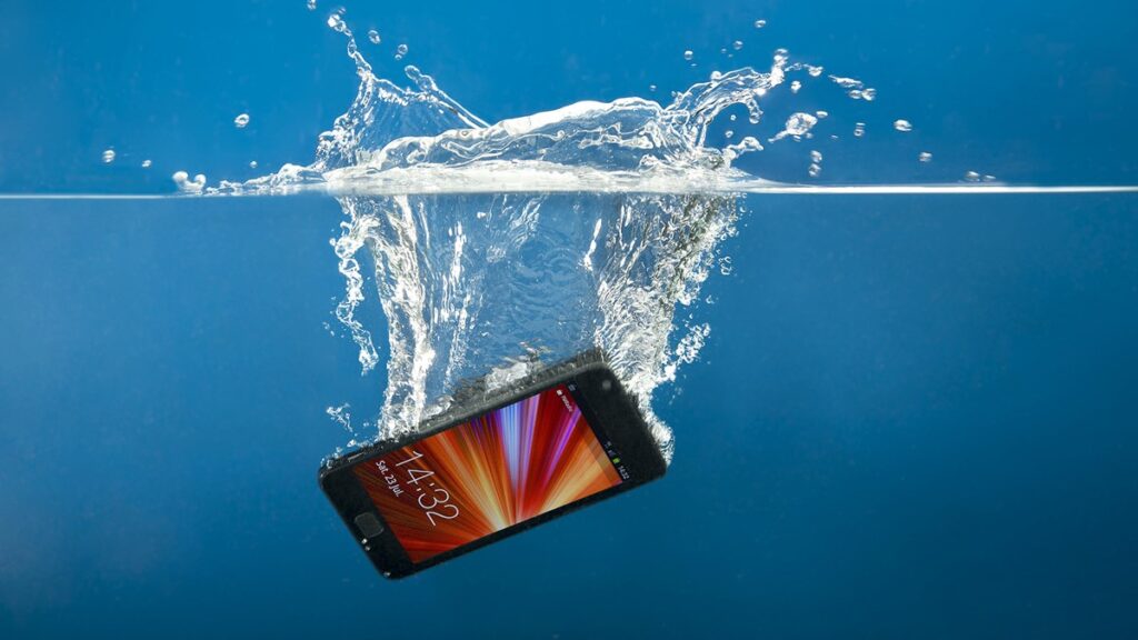 Suya Düşen Akıllı Telefon Nasıl Kurtarılır?